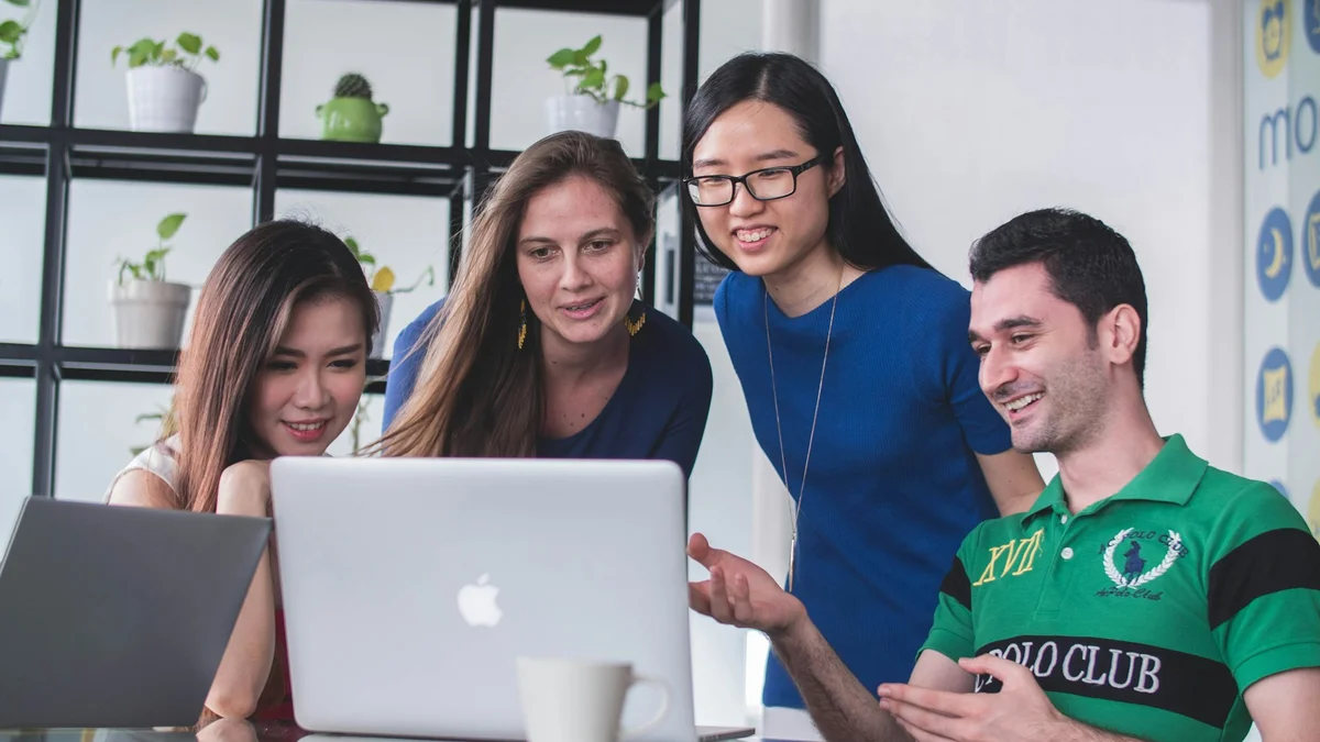 Everyday users and beginners reviewing software tutorials and practical digital guides