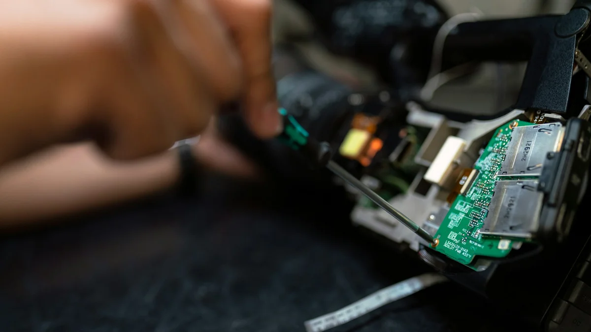 Hands-on hardware testing and consumer electronics circuit inspection